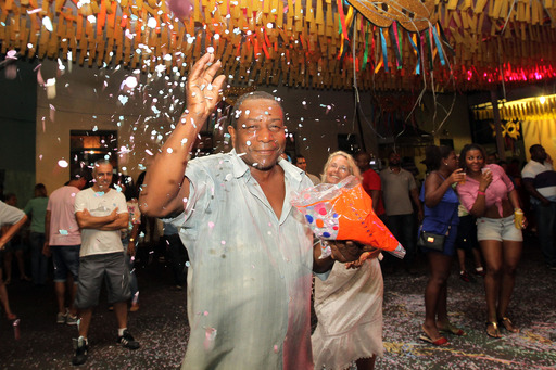 Grito de Carnaval anima baianos e turistas no Pelourinho