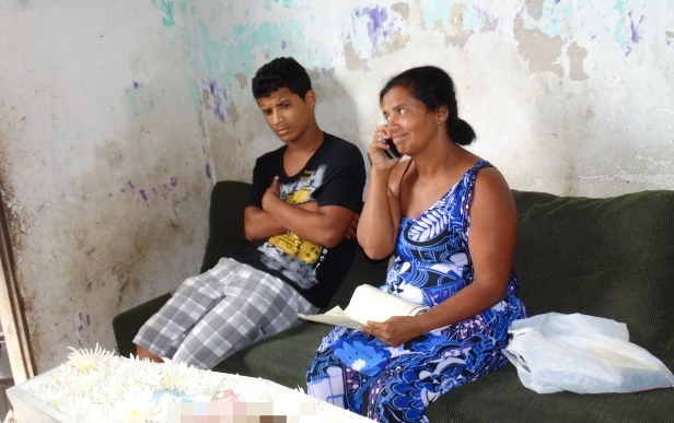 Criança que nasceu com intestino exposto morre no hospital