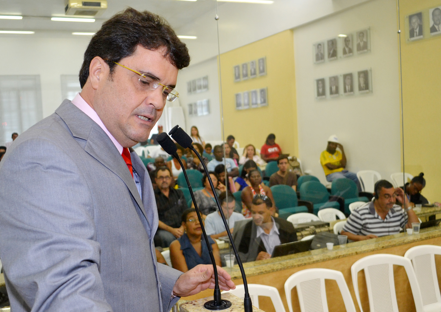 Ângelo fica no PT, mas abdica do CIS e quer disputar prévias