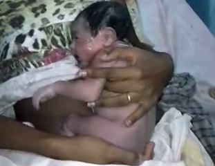 Pastor faz parto da filha após ambulâncias atolarem 