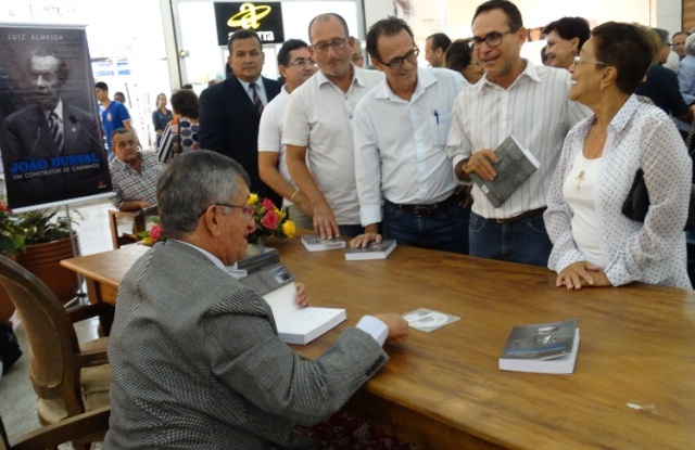 Trajetória política de João Durval registrada em livro