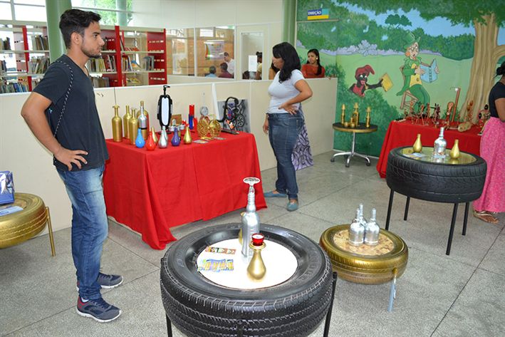 Biblioteca Municipal expõe arte com lixo reciclado