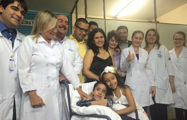 Gêmeo siamês separado volta para a Bahia um mês após receber alta