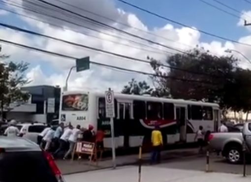 Ministério Público vai à justiça contra empresas de ônibus