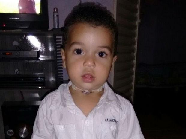 Pai pede ajuda para filho de 1 ano que respira por meio da garganta