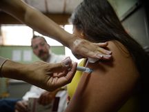 Segunda dose da vacina contra o HPV está disponível para meninas em todo país