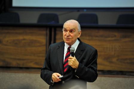 Médico e cientista Elsimar Coutinho ministra