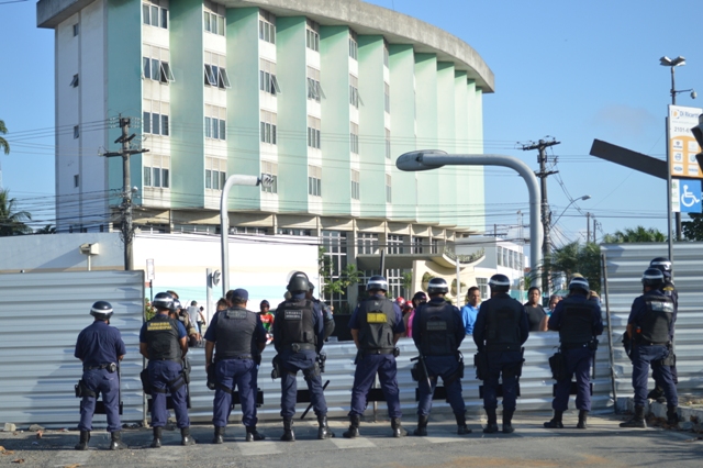 Guarda Municipal retira manifestantes de acampamento 