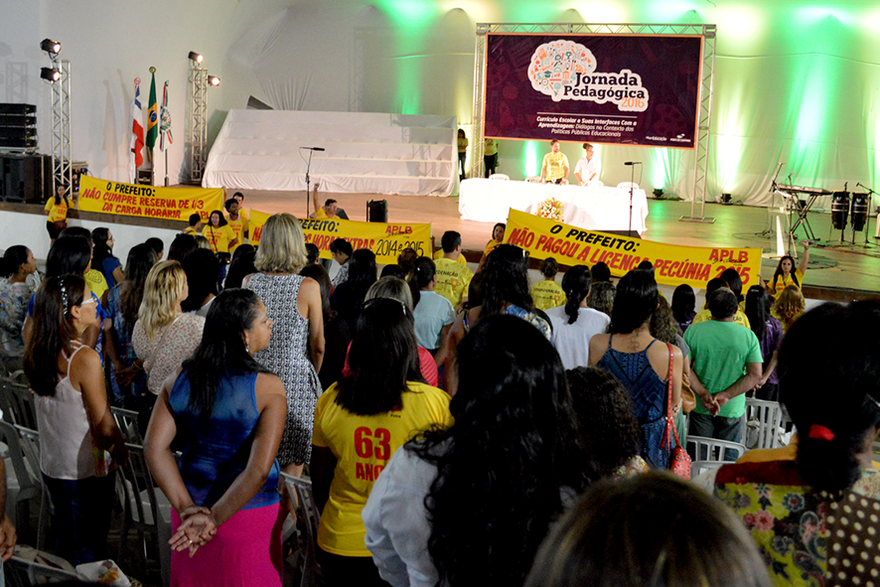 Manifestação da Aplb impede 1ª palestra da Jornada Pedagógica