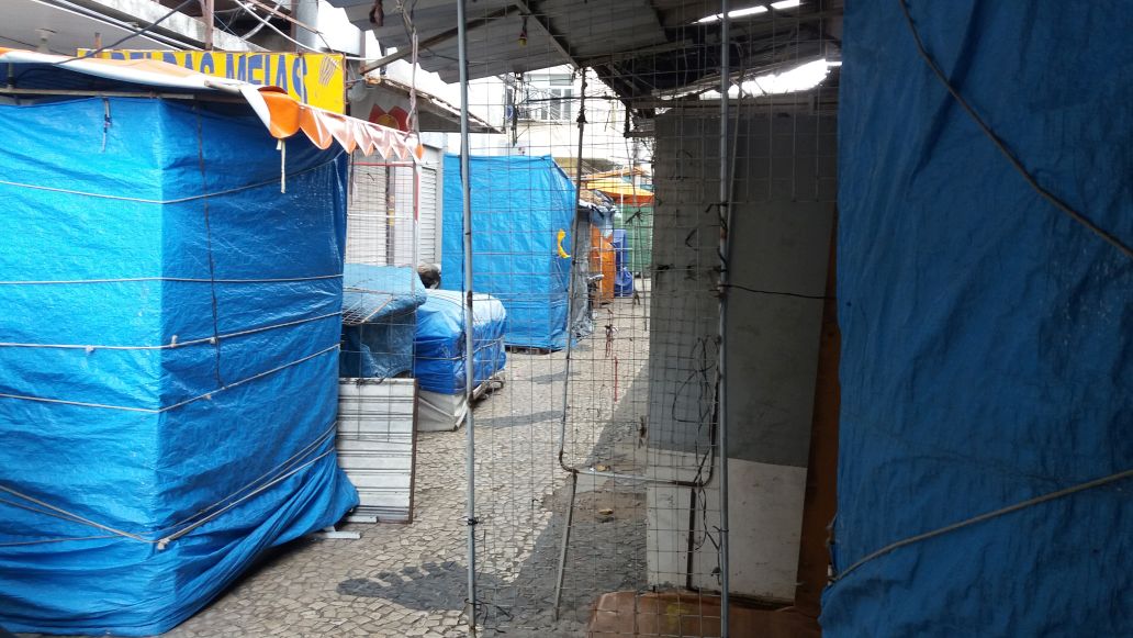 Mesmo no domingo ruas ficam lotadas de barracas