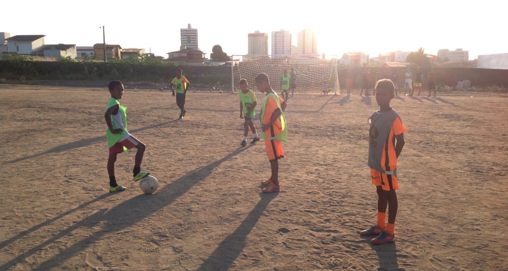 Jovem toca quase sozinho projeto social com futebol