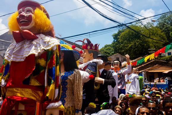 Bonecos Gigantes percorrem ladeiras de Olinda na terça de carnaval