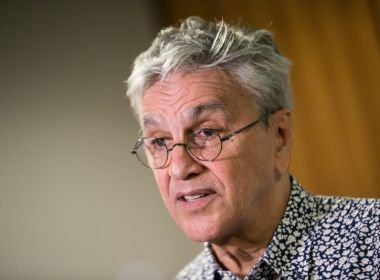 Engavetada, biografia de Caetano Veloso será lançada em maio