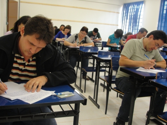 Uefs abre seleção de REDA para para cargos de nível médio e superior