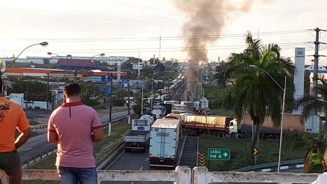 Greve Geral: Ônibus não circulam e BR 324 é interditada nos dois senidos
