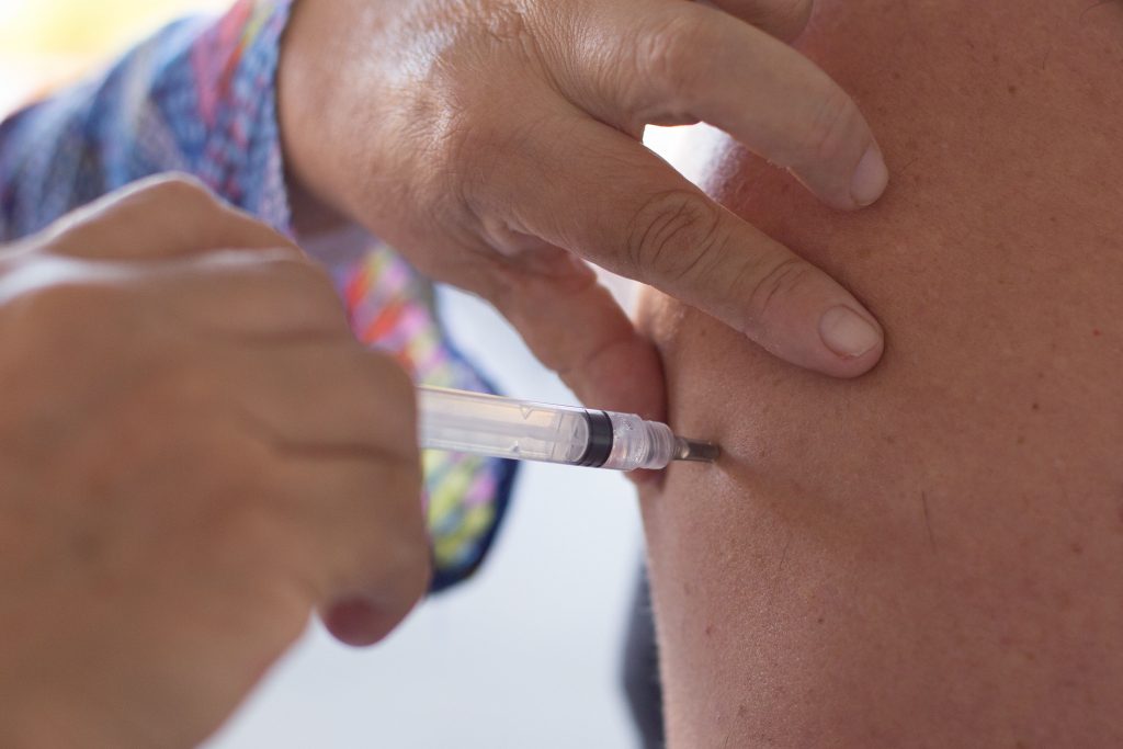 Quase metade do público-alvo de vacina contra gripe se imunizou na Bahia