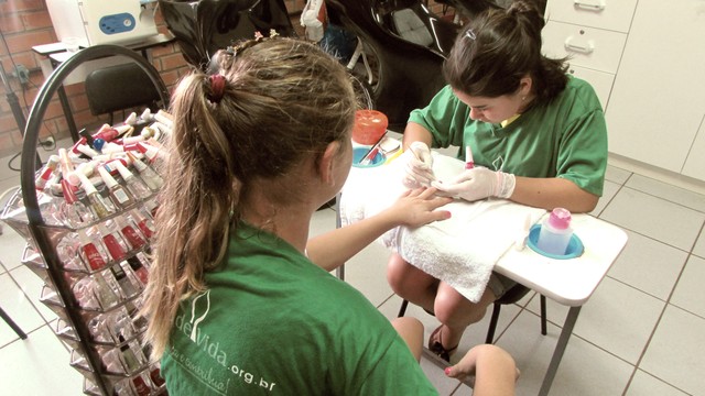 Empresas em Feira de Santana têm vagas para manicure, cabeleireira e outros