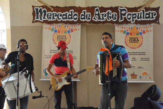 Neném do Acordeon anima São João do Mercado de Arte Popular