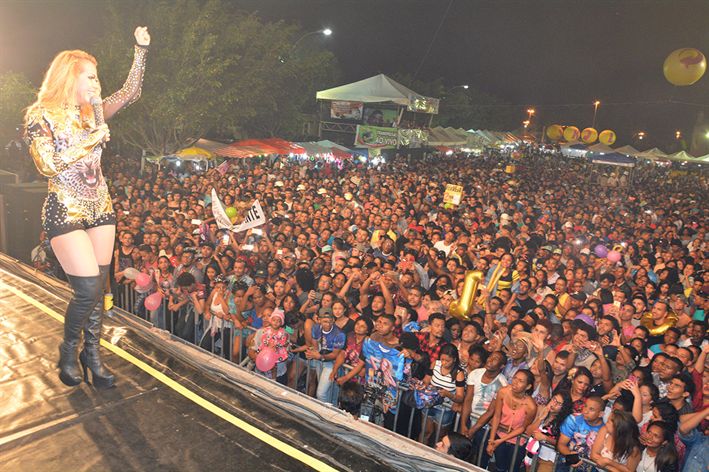 Joelma festeja aniversário no São João de São José e fã pede dinheiro emprestado