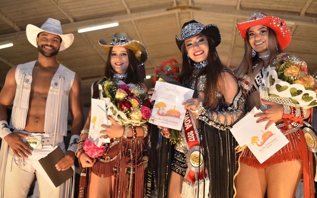 Jovens são eleitos rainha e peão da vaquejada de Serrinha