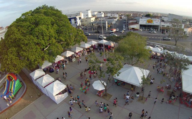 Feira da Praça realiza mais uma edição com boa música e show de humor