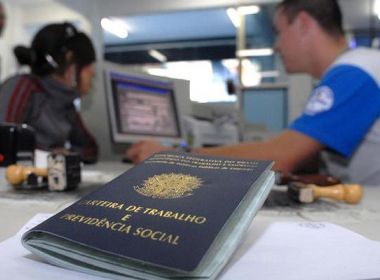 Com influência da informalidade, desemprego cai a 12,8% no país