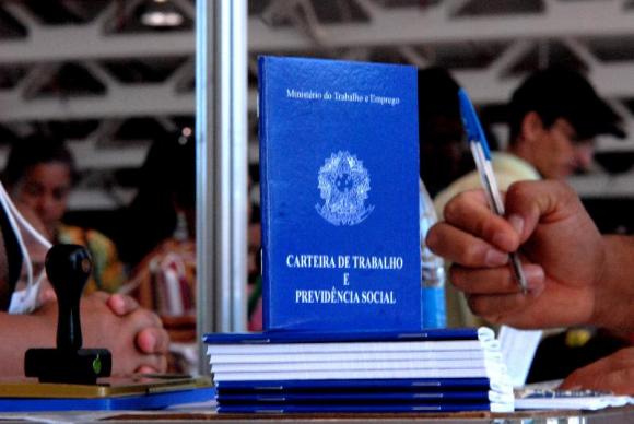 País perde 12 mil vagas de emprego em novembro e cria 299 mil no ano