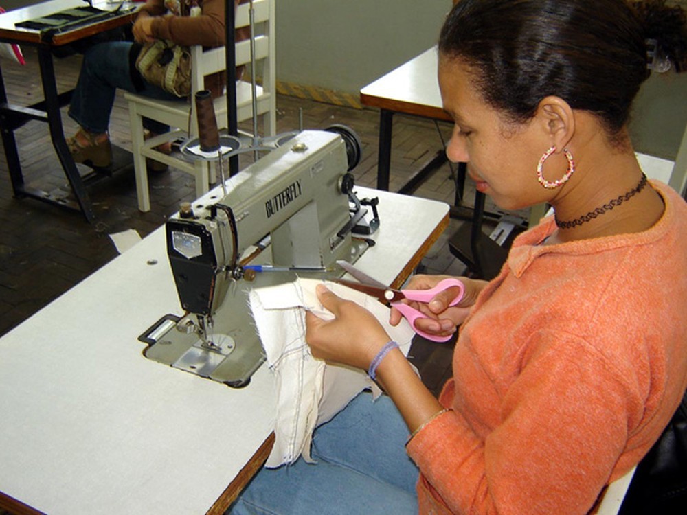 Feira de Santana tem vagas para costureira, cabeleireiro, entre outros
