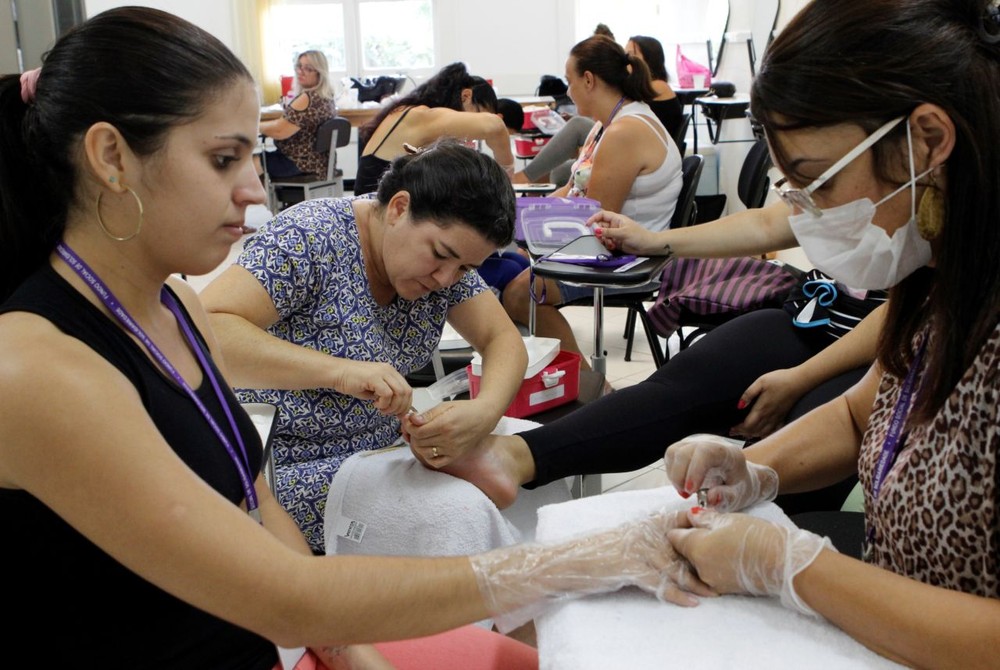 Empresas de Feira de Santana têm vagas para manicure, costureiro, cabeleireiro e outros; confira lista