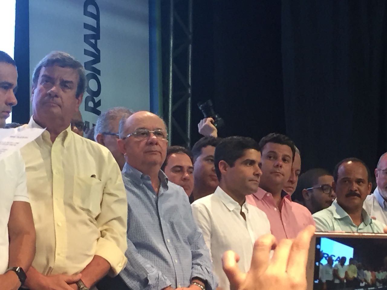 Na presença de ACM Neto, José Ronaldo confirma candidatura a Governador