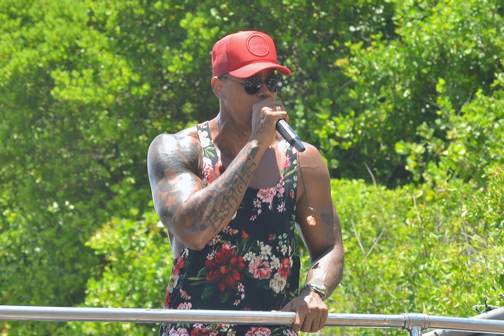 Léo Santana vai puxar trio sem cordas na abertura do micareta de Feira