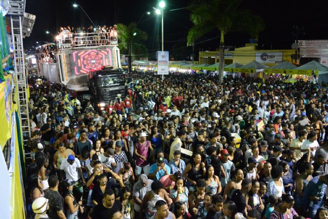 Pipoca de Devinho Novaes arrasta milhares de foliões na Micareta
