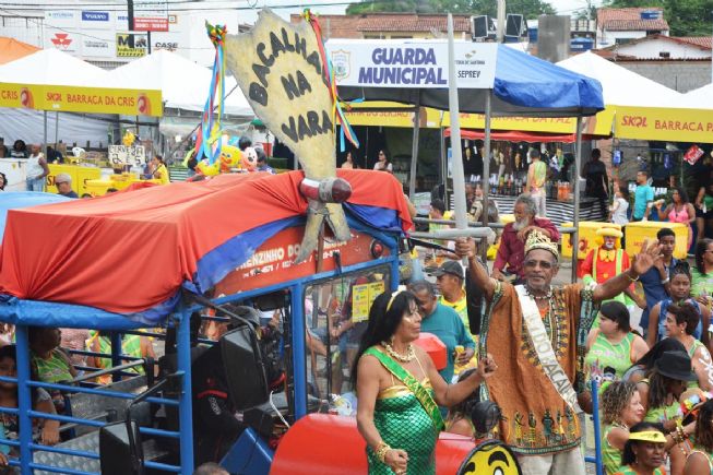 Multidão invade avenida e participa de maratona de animação