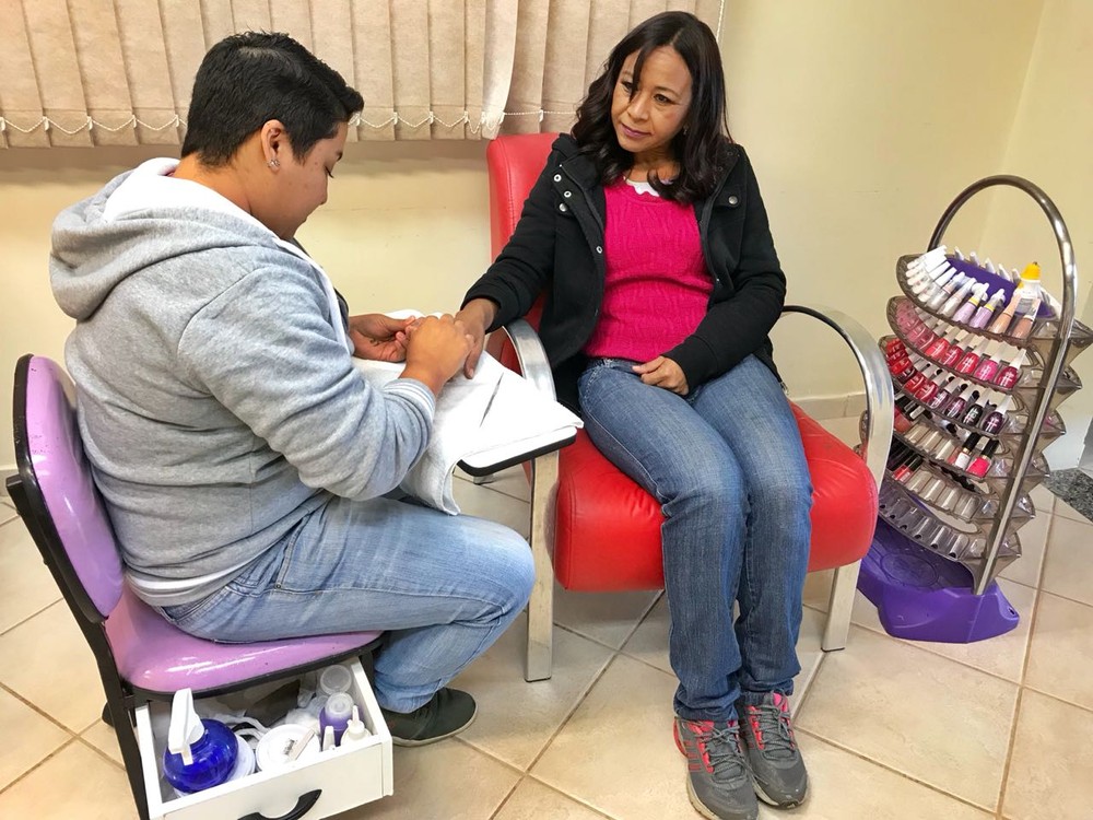 Empresas de Feira de Santana têm vagas para manicure, vidraceiro, empregada doméstica e outros; veja lista