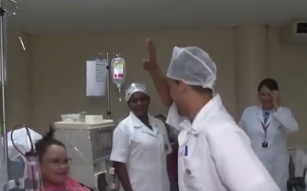 Pacientes de hemodiálise dançam hit com equipe de tratamento e vídeo faz sucesso na web