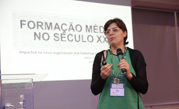 Aprendizagem crítica, tolerância e flexibilidade são cruciais na formação de um médico, segundo a professora Valéria Vernaschi