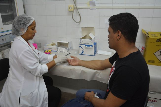 Feirenses fazem teste contra HIV: em média uma pessoa é diagnosticada por dia, em Feira