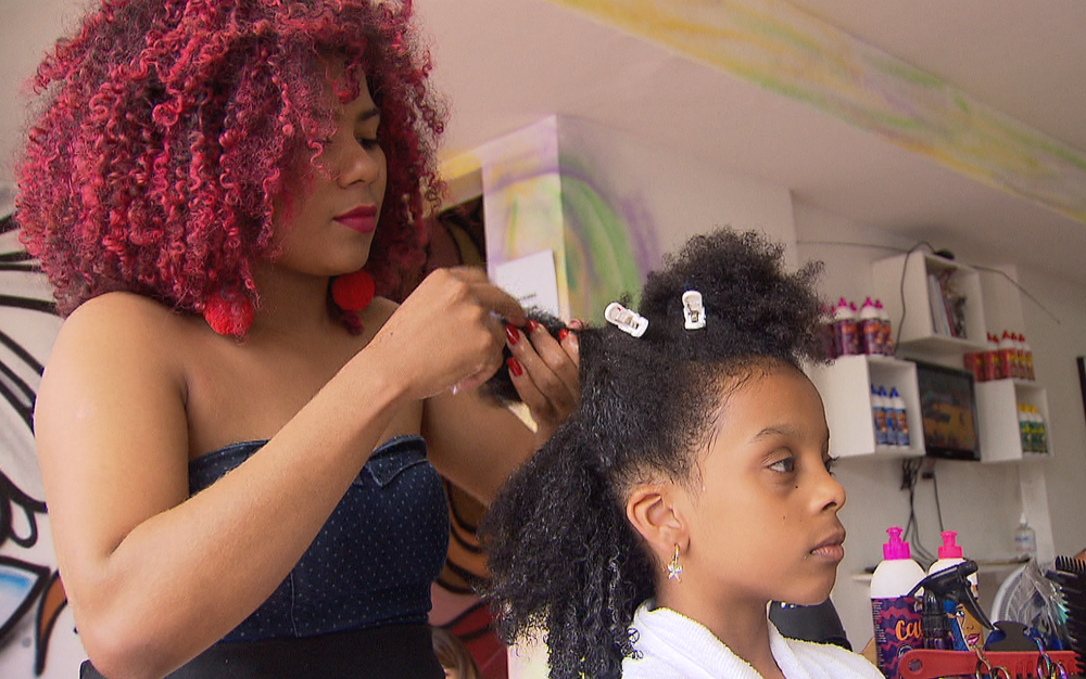 Empresas de Feira de Santana têm vagas para cabeleireira, manicure, prensista e mais; veja lista
