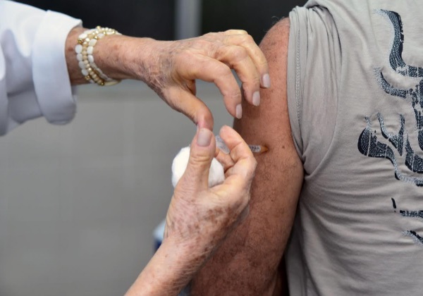 Vacinação contra a gripe é aberta para toda a população nesta segunda