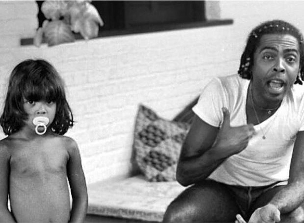 Gilberto Gil completa 77 anos e ganha música de Lázaro Ramos; filhos e esposa também fazem homenagem