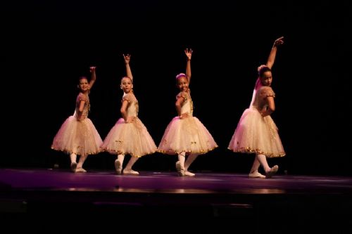 Alunas do Arte de Viver recebem medalhas de participação em um dos maiores eventos de dança do mundo