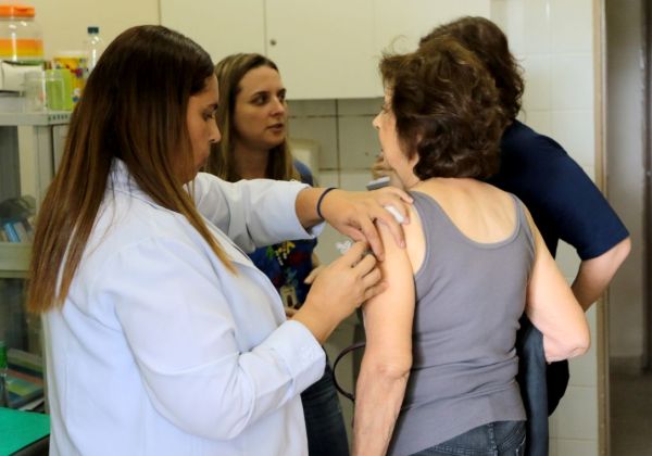 Municípios com até 100 mil habitantes vão receber recursos para equiparem salas de vacinação