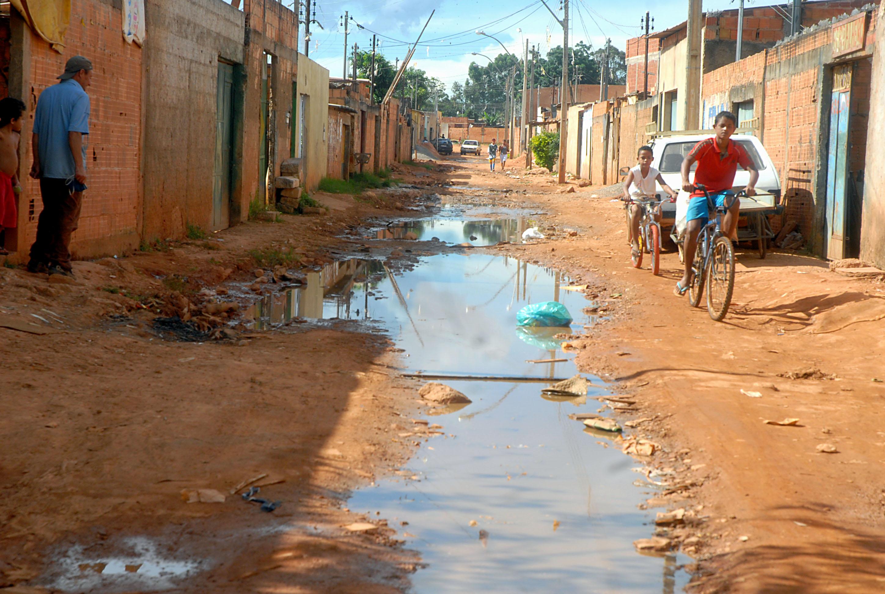 Feira tem esgotamento sanitário em apenas 60% de seu território, o que aumenta o risco de doenças