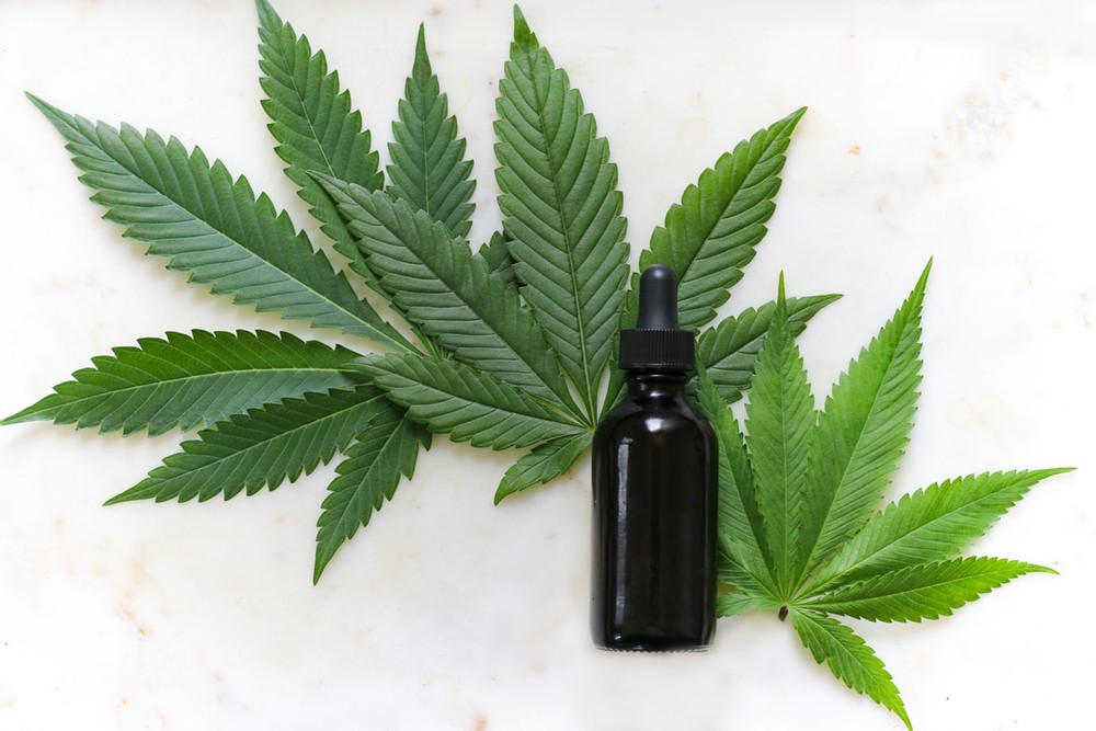 Anvisa libera venda de produtos à base de maconha em farmácias