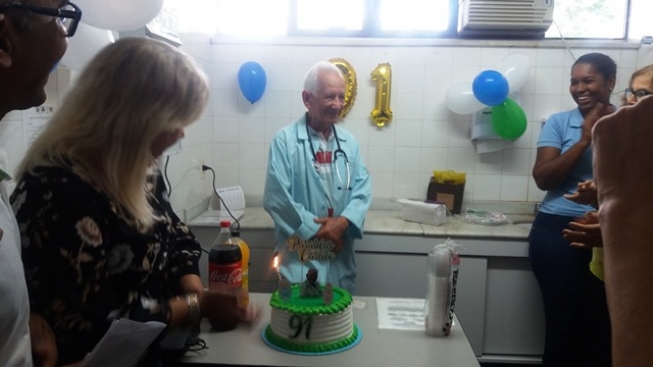 Aos 91 anos, médico mais idoso em atividade em Feira de Santana é homenageado no Hospital da Mulher