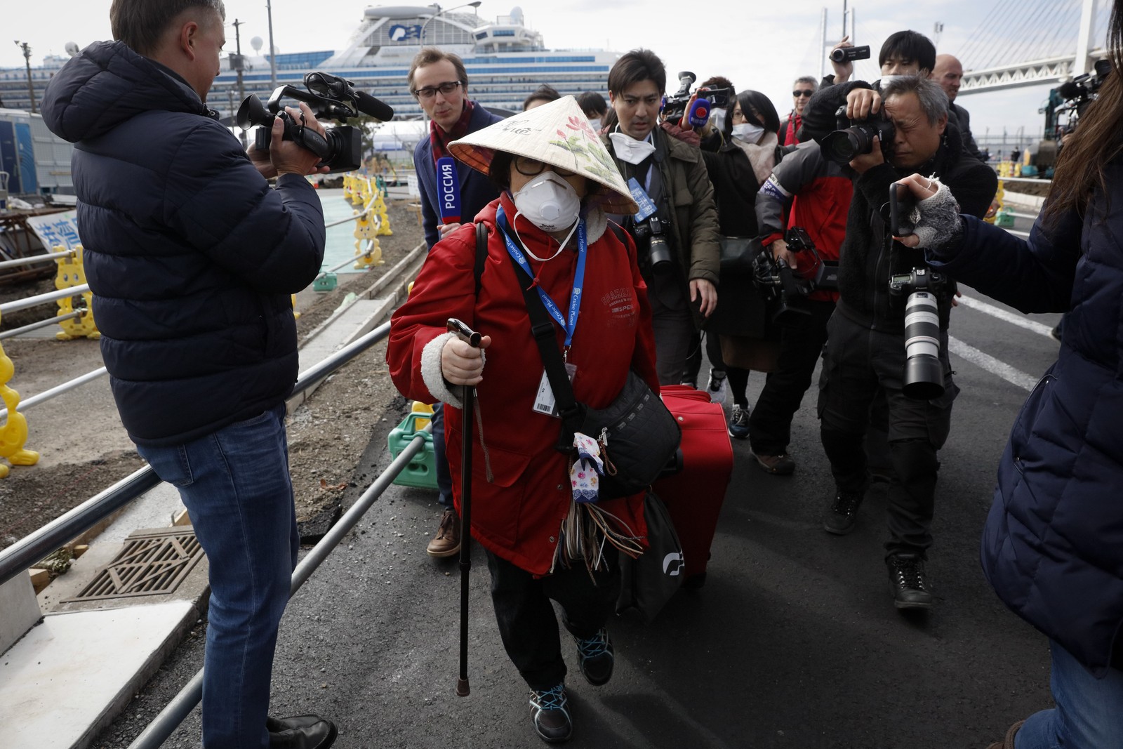 Passageiros em quarentena por coronavírus começam a deixar na navio no Japão; infectados chegam a 624