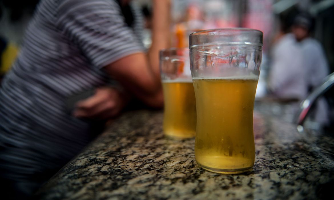 Aumento do consumo de álcool preocupa no período de confinamento