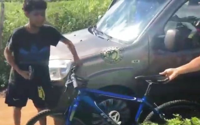 Garoto ajuda ciclistas perdidos, é surpreendido com bicicleta nova dias depois e se emociona