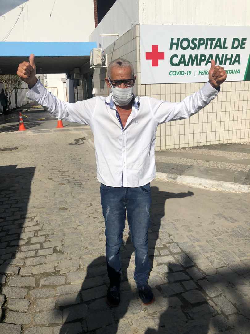 Paciente de 61 anos recuperado do coronavírus recebe alta do Hospital de Campanha