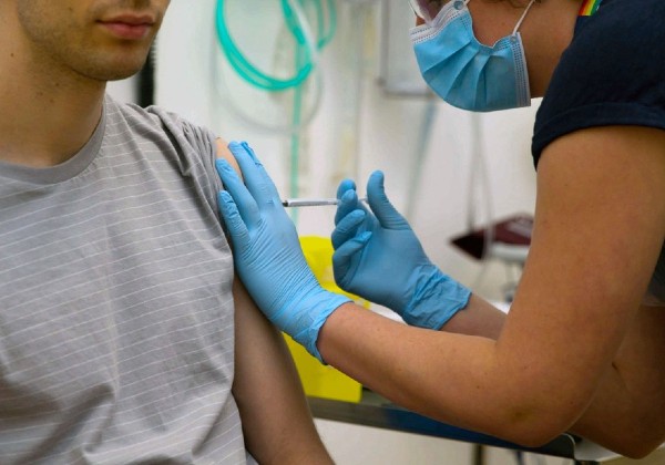 Governo federal anuncia parceria para produção de 100 milhões de vacinas contra coronavírus
